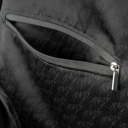 Purize geruchsdichter Rucksack, schwarz, mit Aktivkohlefutter, wasserdichtem Reißverschluss und integriertem Schloss, minimalistisches und zeitloses Design für sichere und geruchsfreie Aufbewahrung.