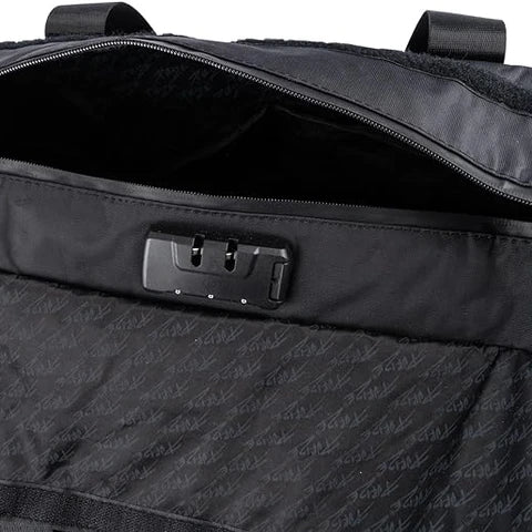 Purize Gym Bag, schwarze Sporttasche mit geruchsabsorbierendem Aktivkohlegewebe, wasserdichtem Reißverschluss, Zahlenschloss und 4 Innenfächern, ideal für Fitness und Reisen.